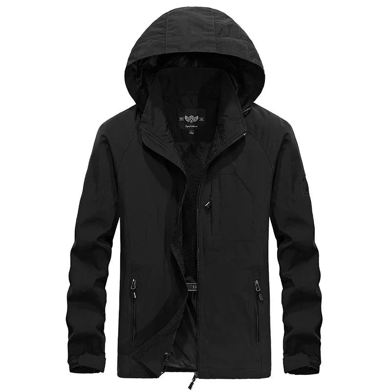 Zwarte outdoorjas met capuchon, los opgehangen tegen witte achtergrond | Boutique Moda