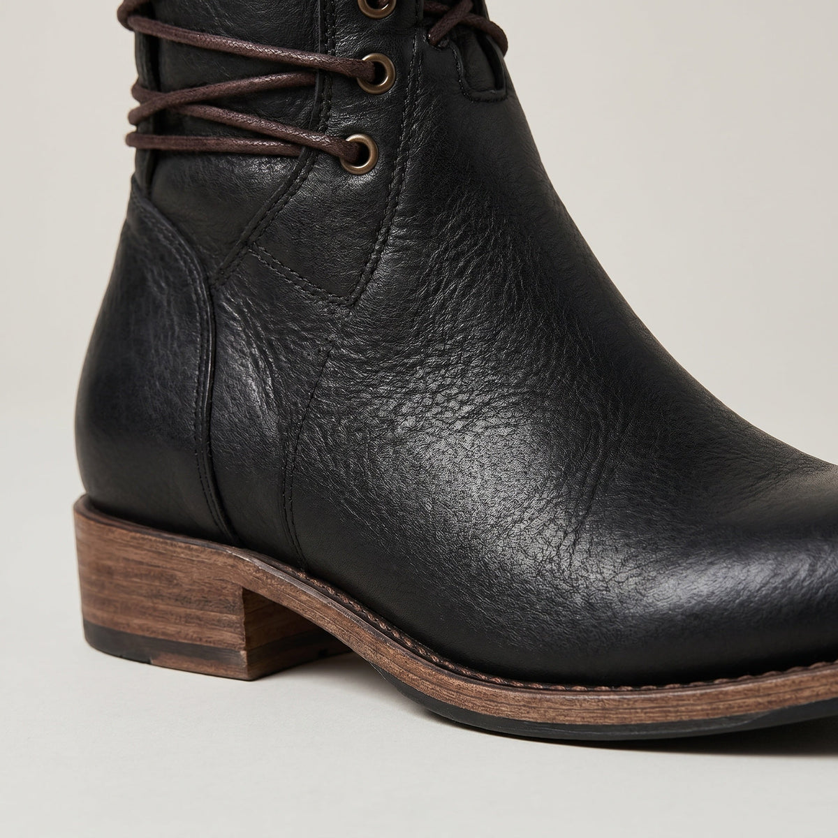 Zwarte veterlaars met houten hak, close-up zonder persoon | Boutique Moda