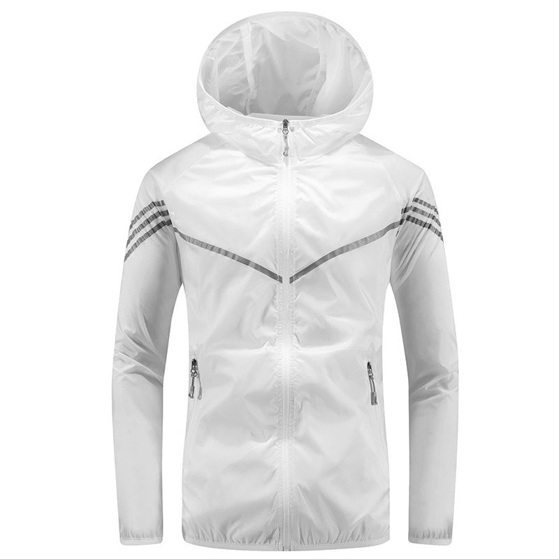 Witte hardloopjas met capuchon en reflecterende strepen, geplooid op effen achtergrond | Boutique Moda