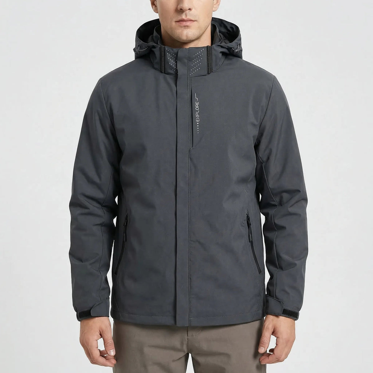 Grijze regenjas met capuchon, gedragen door man, vooraanzicht | Boutique Moda
