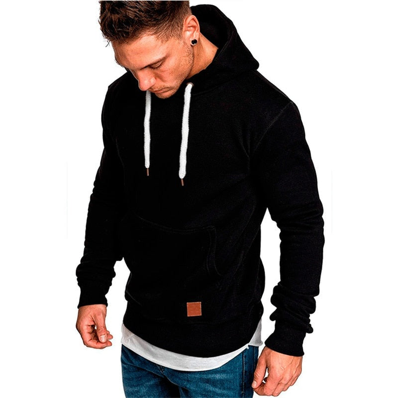 Zwarte hoodie met capuchon en emblem, gedragen door man, laagjeslook | Boutique Moda