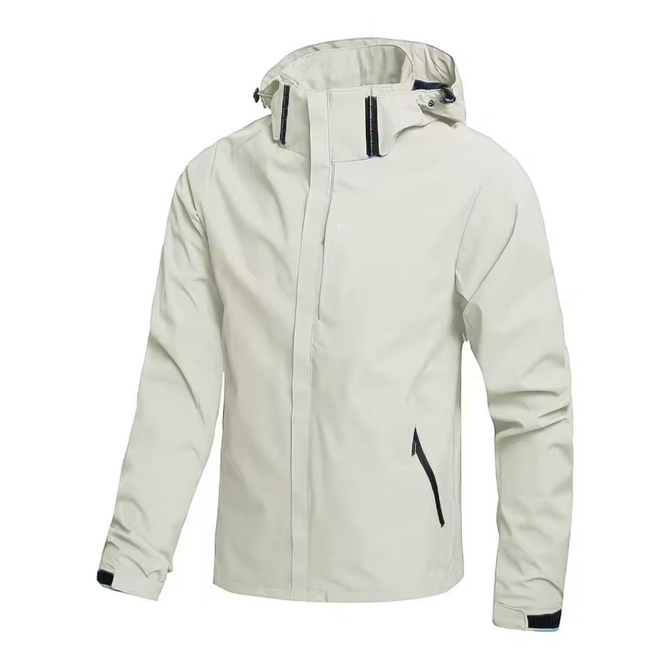 Beige waterdichte jas met capuchon, ritszakken, op onzichtbare paspop getoond | Boutique Moda