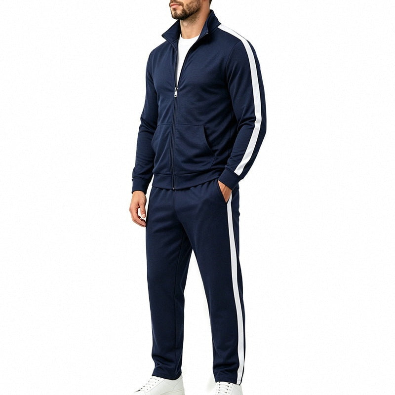 Marineblauw trainingspak met witte contraststreep, gedragen door een man | Boutique Moda
