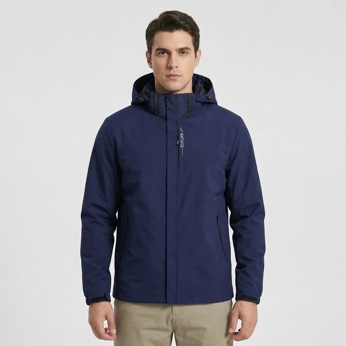 Marineblauwe regenjas met capuchon, gedragen door man, rits gesloten | Boutique Moda