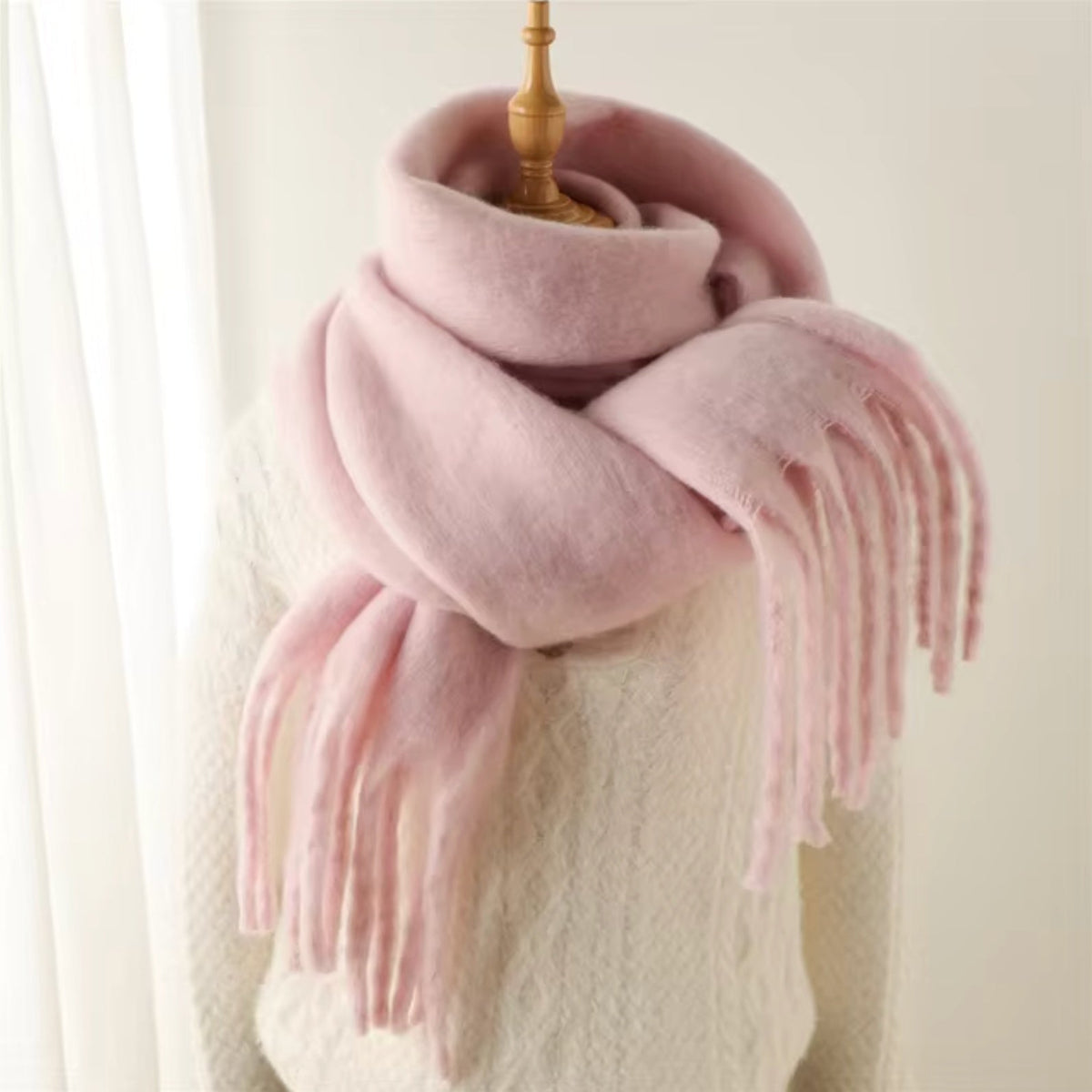 Roze sjaal met franjes, effen kleur, getoond op paspop over trui | Boutique Moda
