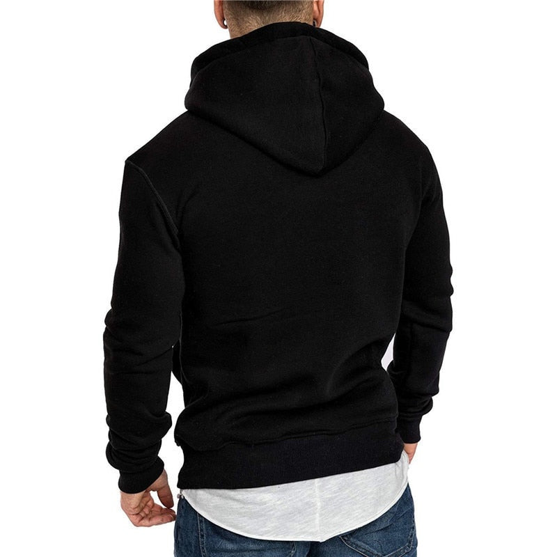 Zwarte hoodie met capuchon, gedragen door man, achteraanzicht getoond | Boutique Moda