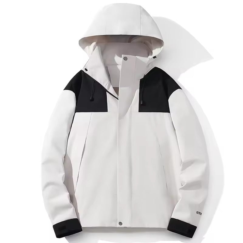 Witte outdoorjas met capuchon en zwarte kleurblokken, getoond op paspop | Boutique Moda