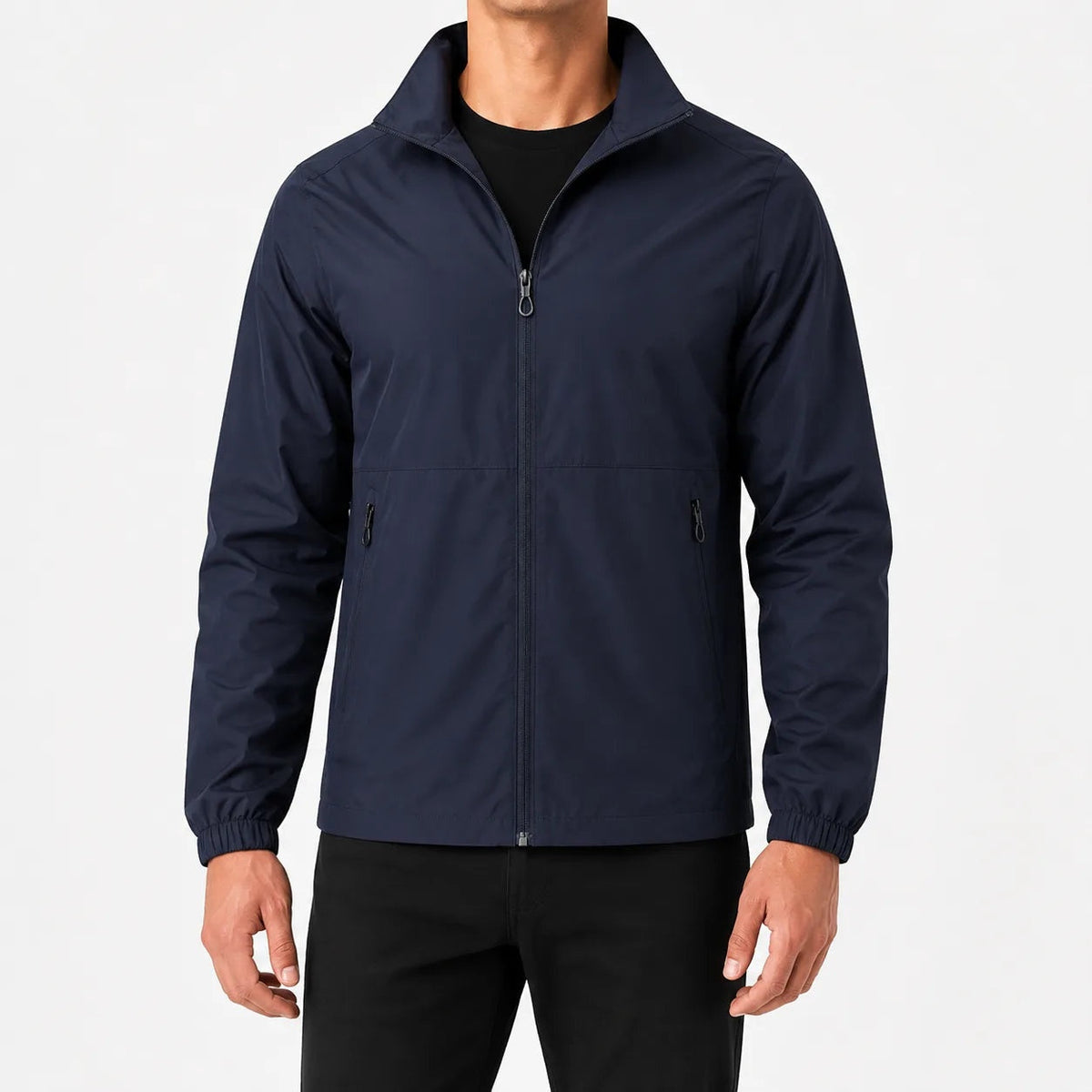 Donkerblauwe regenjas met opstaande kraag en rits, gedragen door man | Boutique Moda