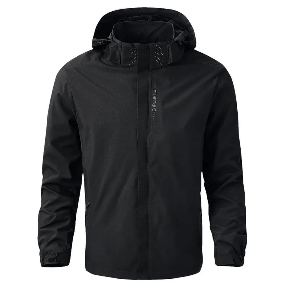 Zwart waterdicht regenjack met capuchon, geplooid op onzichtbare paspop getoond | Boutique Moda