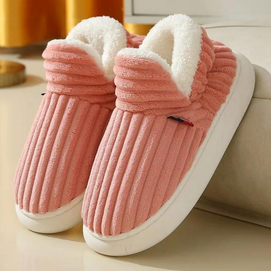 Roze pluche pantoffels met ribstof en witte zool, instapmodel | Boutique Moda