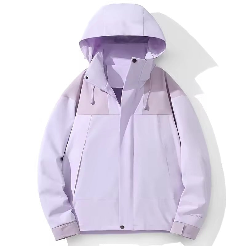 Lichtpaarse outdoorjas met capuhood, kleurvlakken, los liggend op witte achtergrond | Boutique Moda