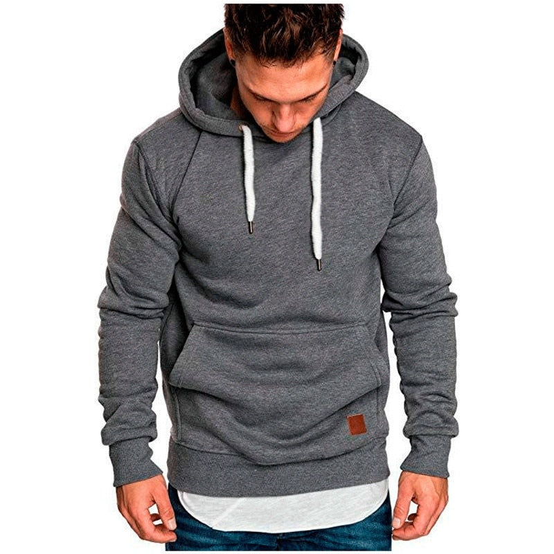 Grijze hoodie met capuchon en koordjes, gedragen door man, laagjeslook | Boutique Moda