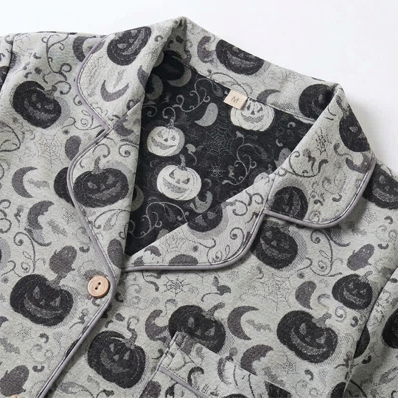 Grijs pyjamajasje met pompoenen- en spookjesprint, close-up van kraag en knopen | Boutique Moda