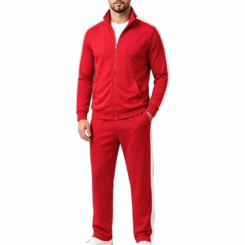 Rood trainingspak met witte contraststreep, opstaande kraag, gedragen door man | Boutique Moda