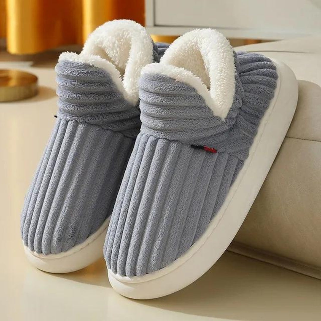 Grijze pantoffels met ribstof en pluche voering, niet gedragen getoond | Boutique Moda