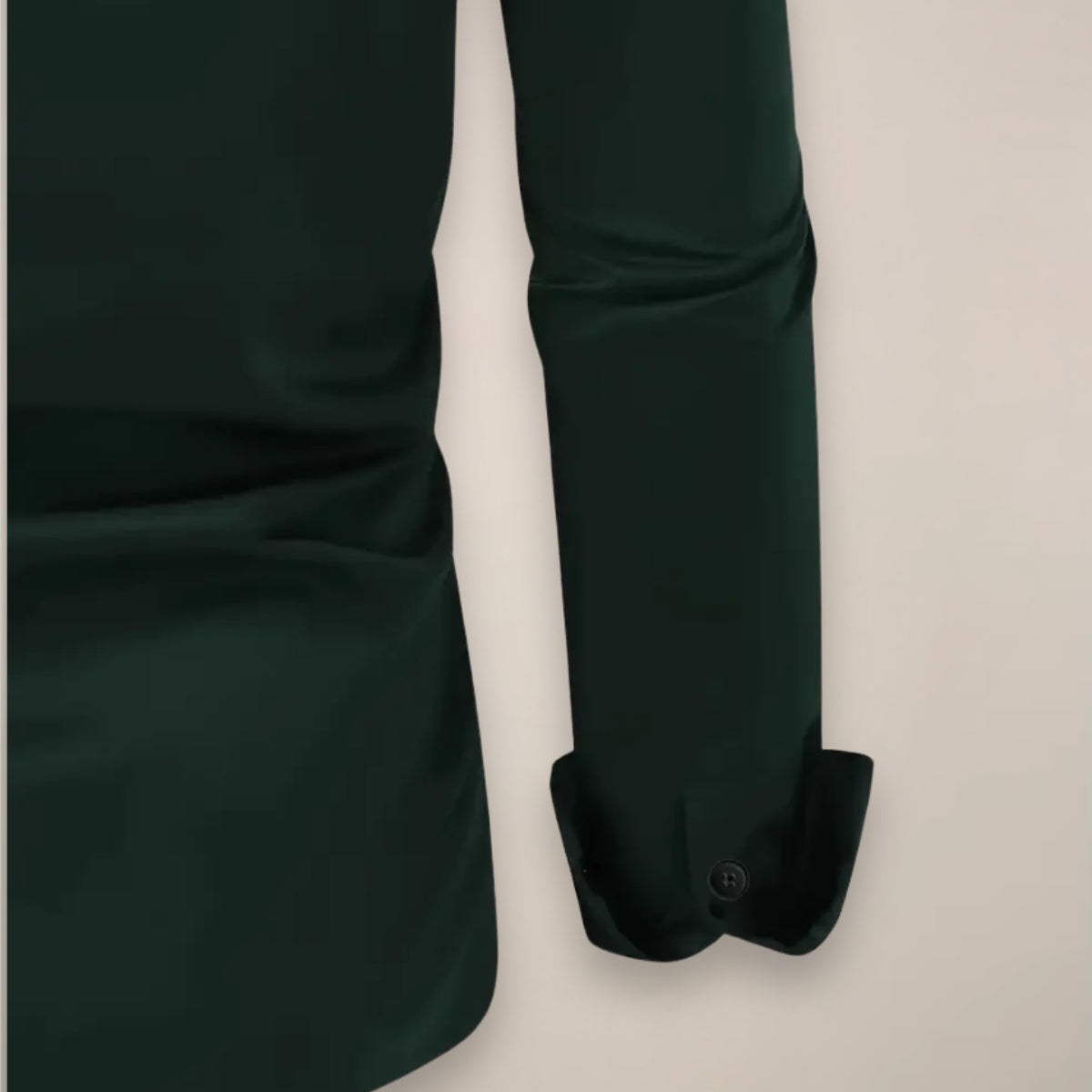 Donkergroen overhemd met manchetknoop, close-up van mouw, gedragen door persoon | Boutique Moda