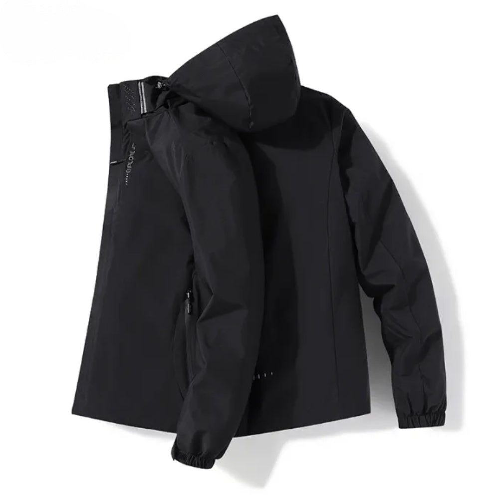 Zwart waterdicht regenjack met capuchon, plat liggend gefotografeerd | Boutique Moda