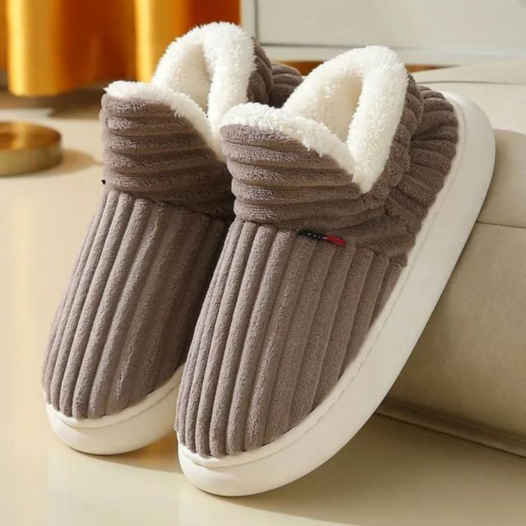 Bruine ribstof pantoffels met wit pluche voering, niet gedragen | Boutique Moda