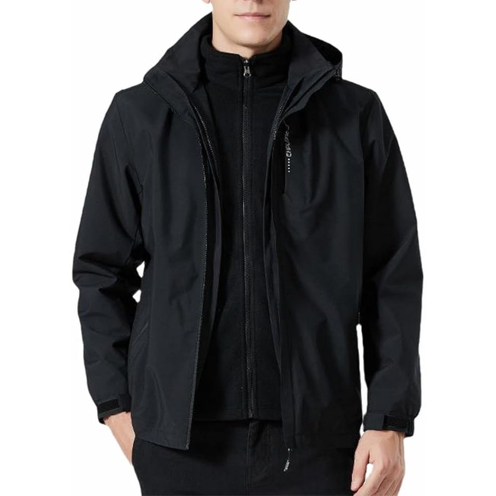 Zwart waterdicht regenjack met capuchon en ritszakken, gedragen door man | Boutique Moda