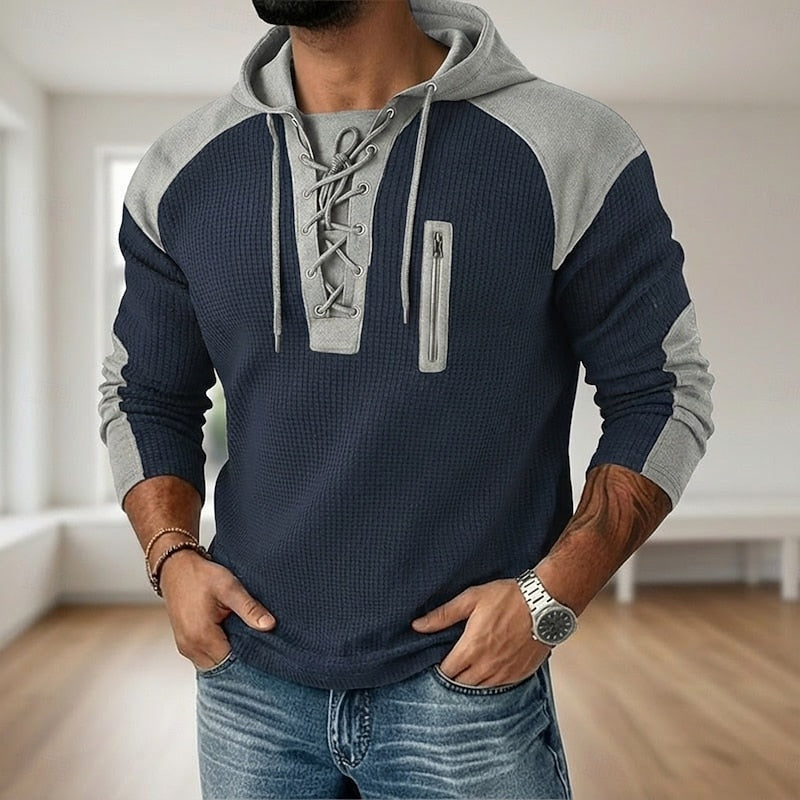 Marineblauwe hoodie met grijze raglanmouwen en veterdetail, gedragen door man | Boutique Moda