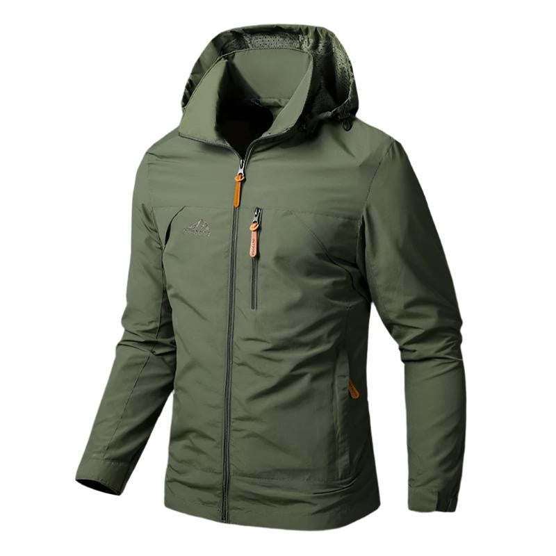 Legergroene outdoorjas met capuchon en rits, gedragen door een onherkenbaar persoon | Boutique Moda