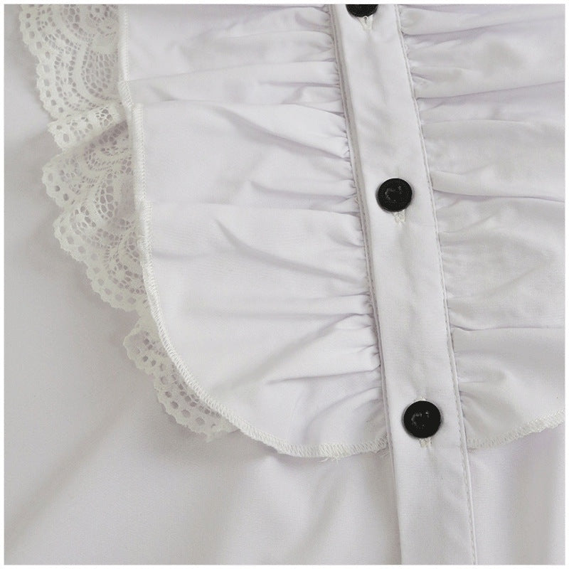 Wit overhemd met geplooide ruches en kanten rand, close-up detail | Boutique Moda