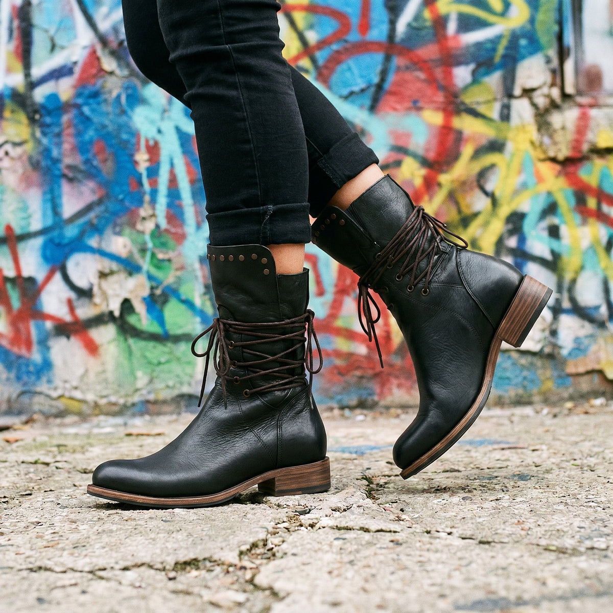 Zwarte halfhoge veterlaarzen met studs, gedragen bij zwarte jeans | Boutique Moda