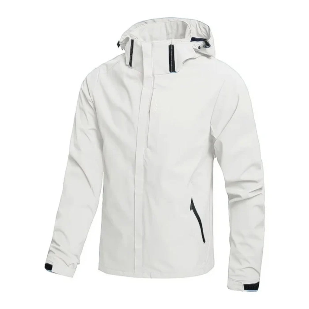 Witte waterdichte regenjas met capuchon en ritszakken, op paspop getoond | Boutique Moda
