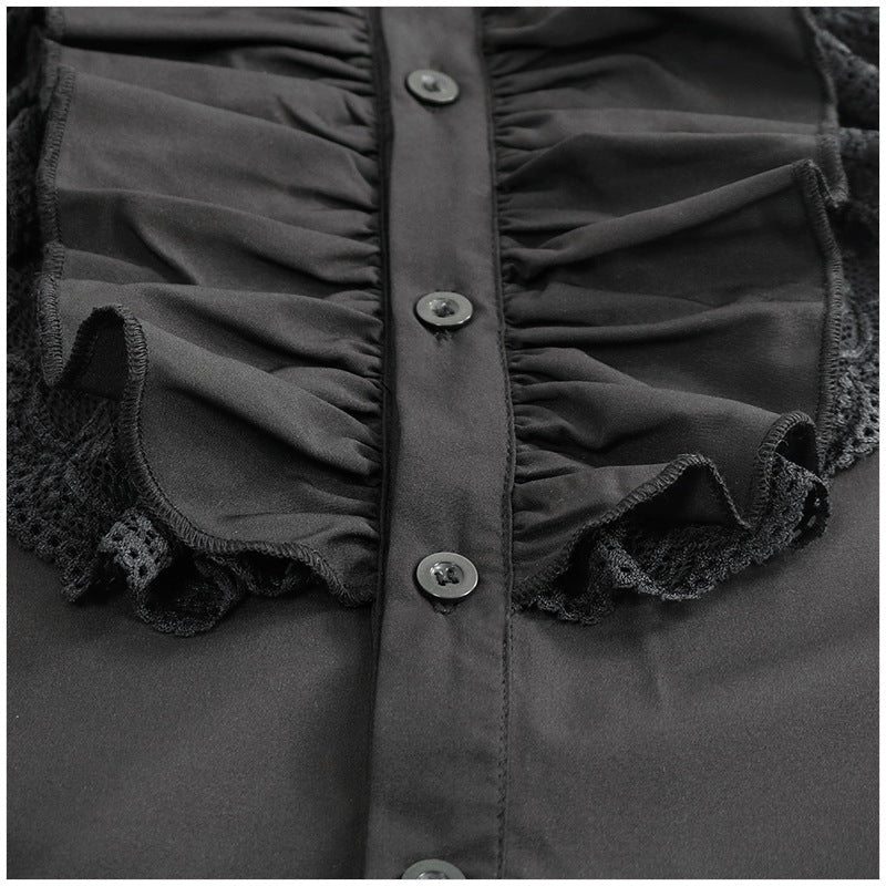 Close-up van zwart geplooid overhemd met kant en knopen, gedragen | Boutique Moda