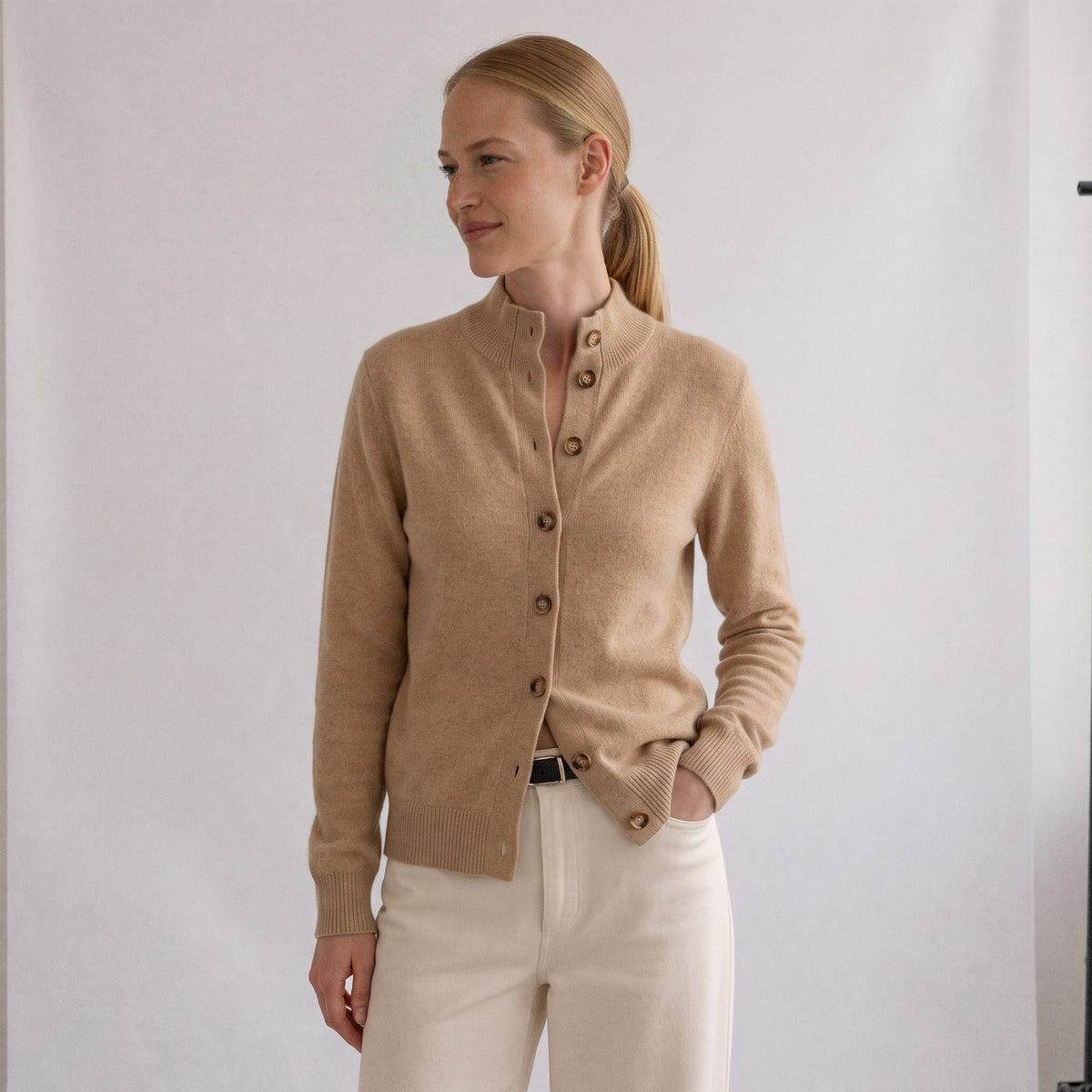 Beige vest, dichtgeknoopt