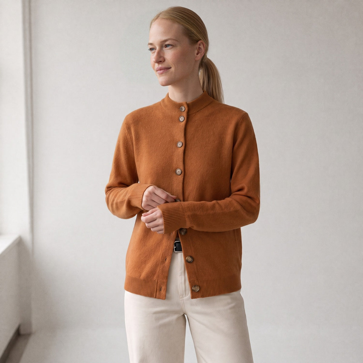 Roestbruin vest, hand aan de manchet