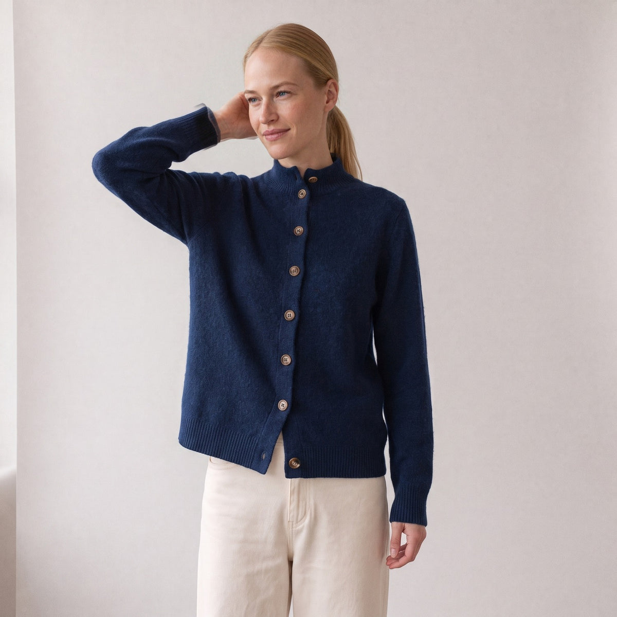 Marineblauw gebreid vest met opstaande kraag