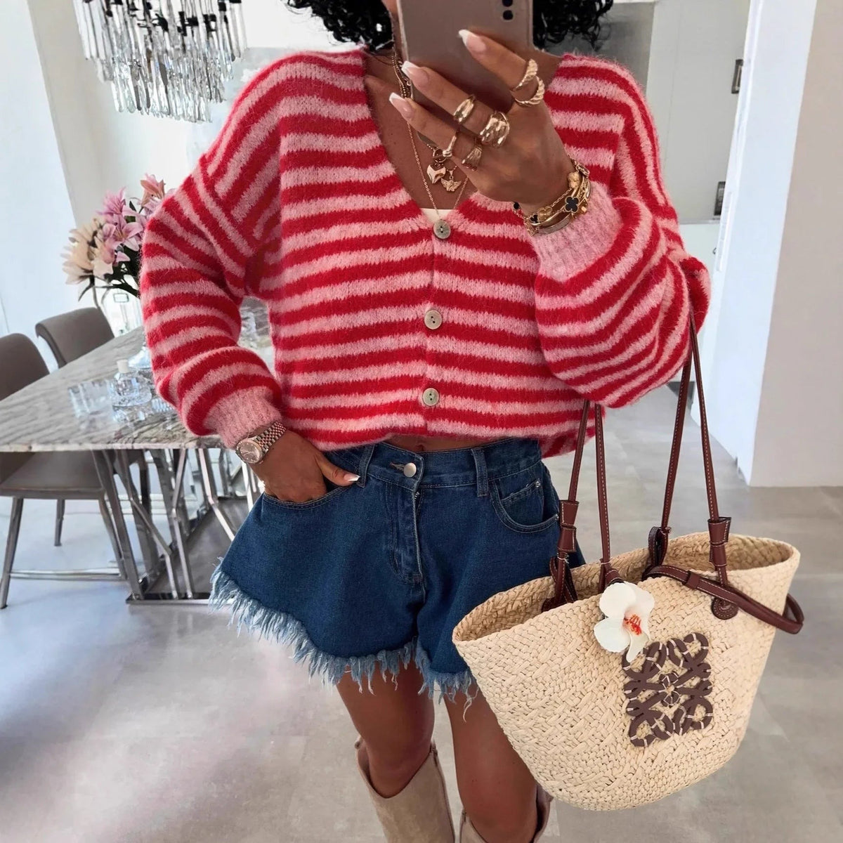 Oversized gestreept vest dames in rood en roze met V-hals, gedragen met een spijkershort