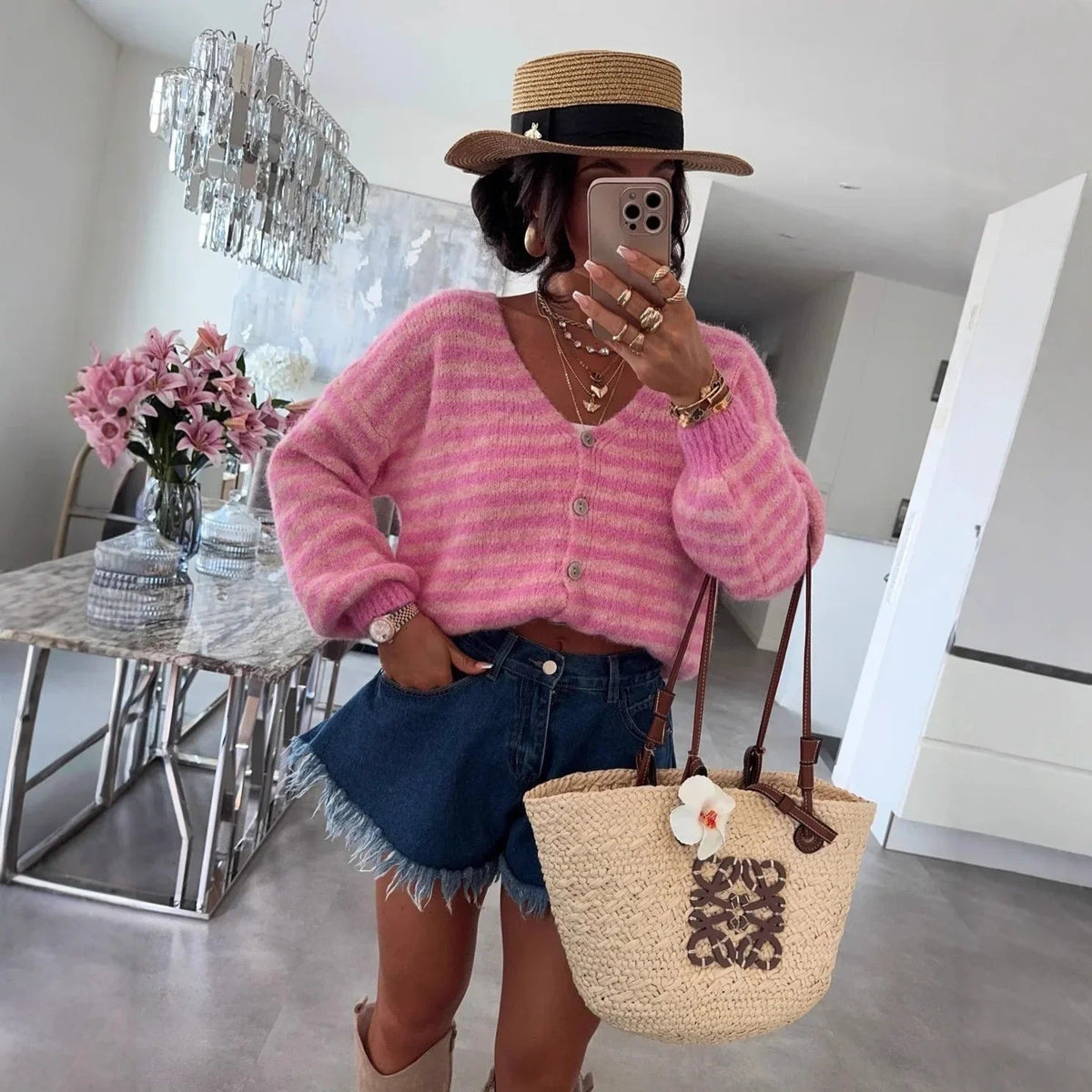 Roze gestreept oversized vest gestyled met een spijkershort en een rieten tas