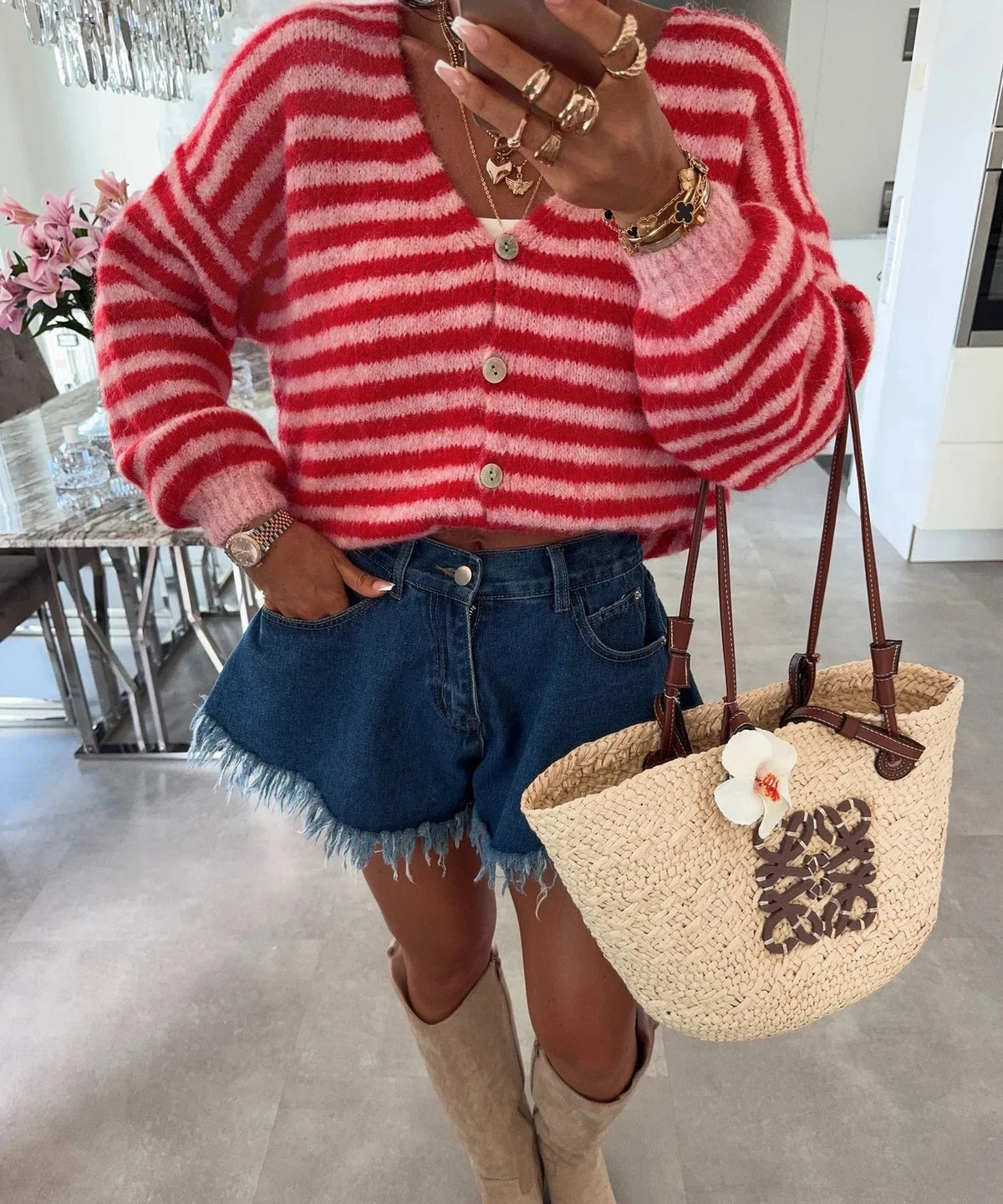 Rood-roze gestreept oversized vest gedragen met een spijkershort