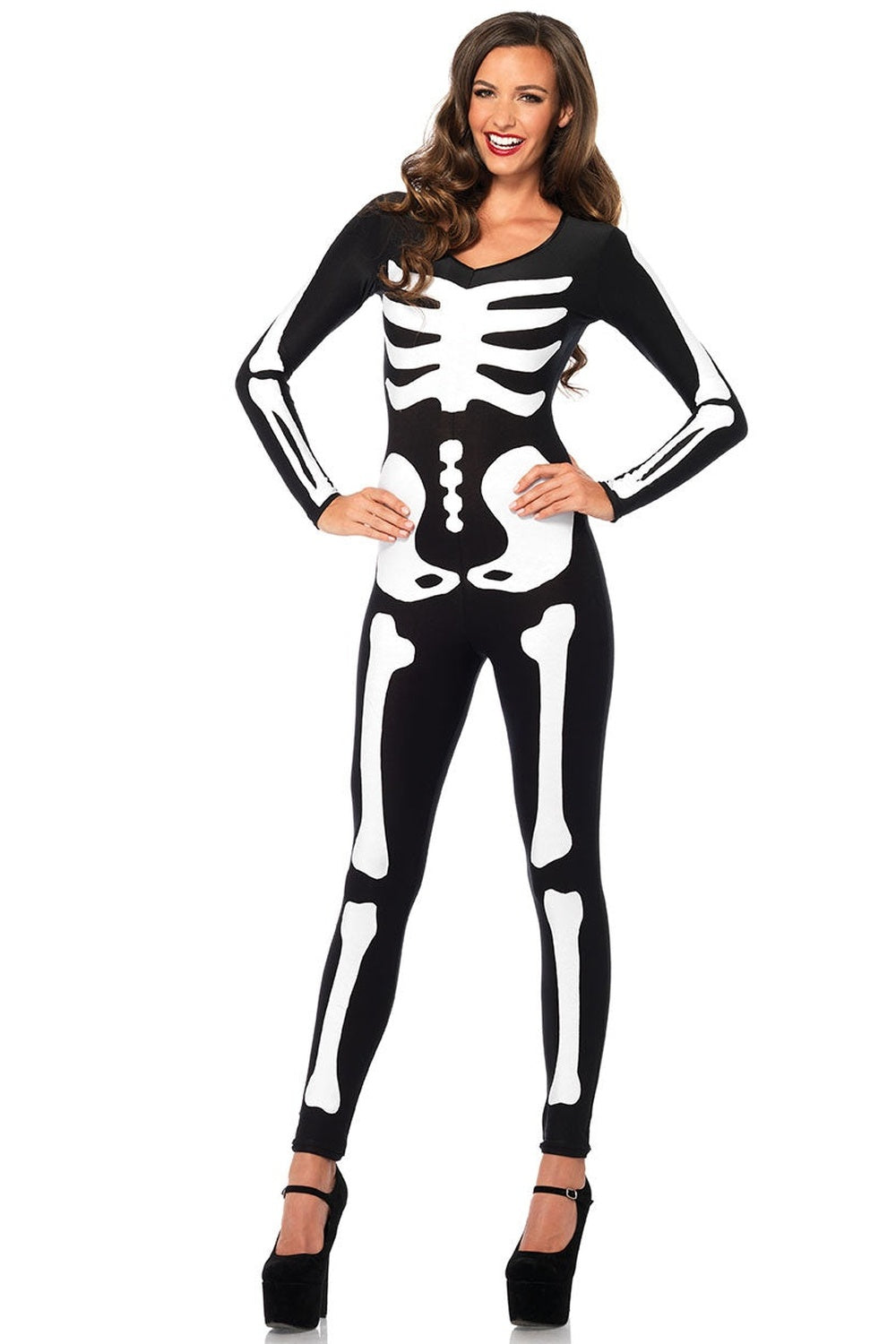 Vrouw in de zwarte skelet catsuit met lichtgevende print