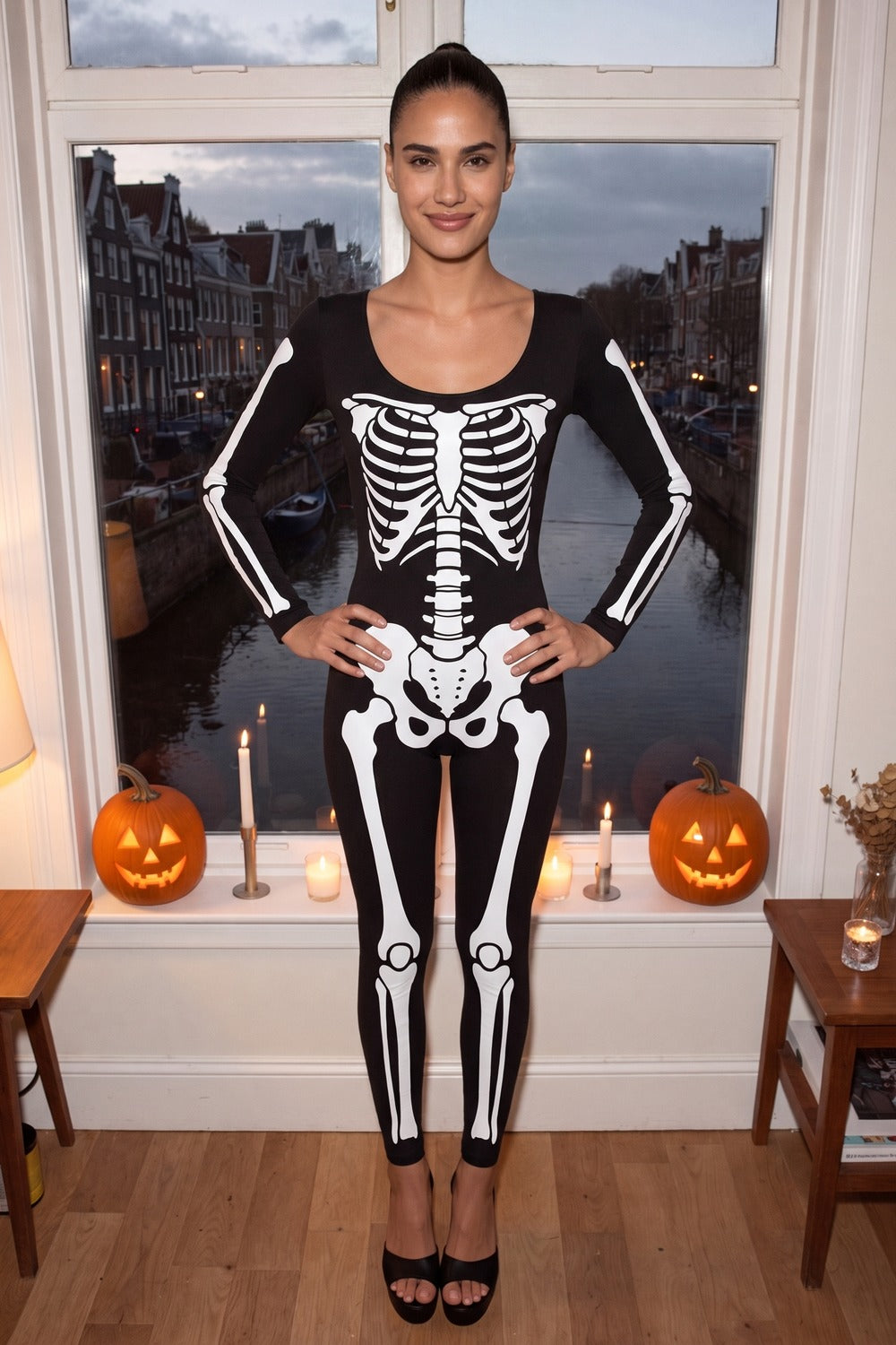 Vrouw in de zwarte skelet catsuit op een Halloweenfeest in een Amsterdams grachtenpand