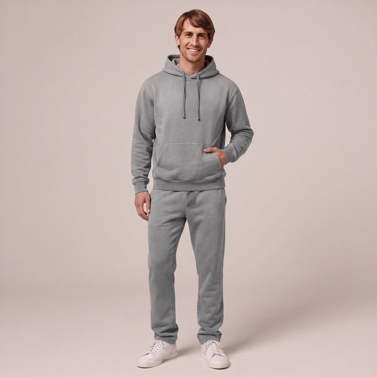 Grijze hoodie met joggingbroek gedragen door man, effen kleur | Boutique Moda