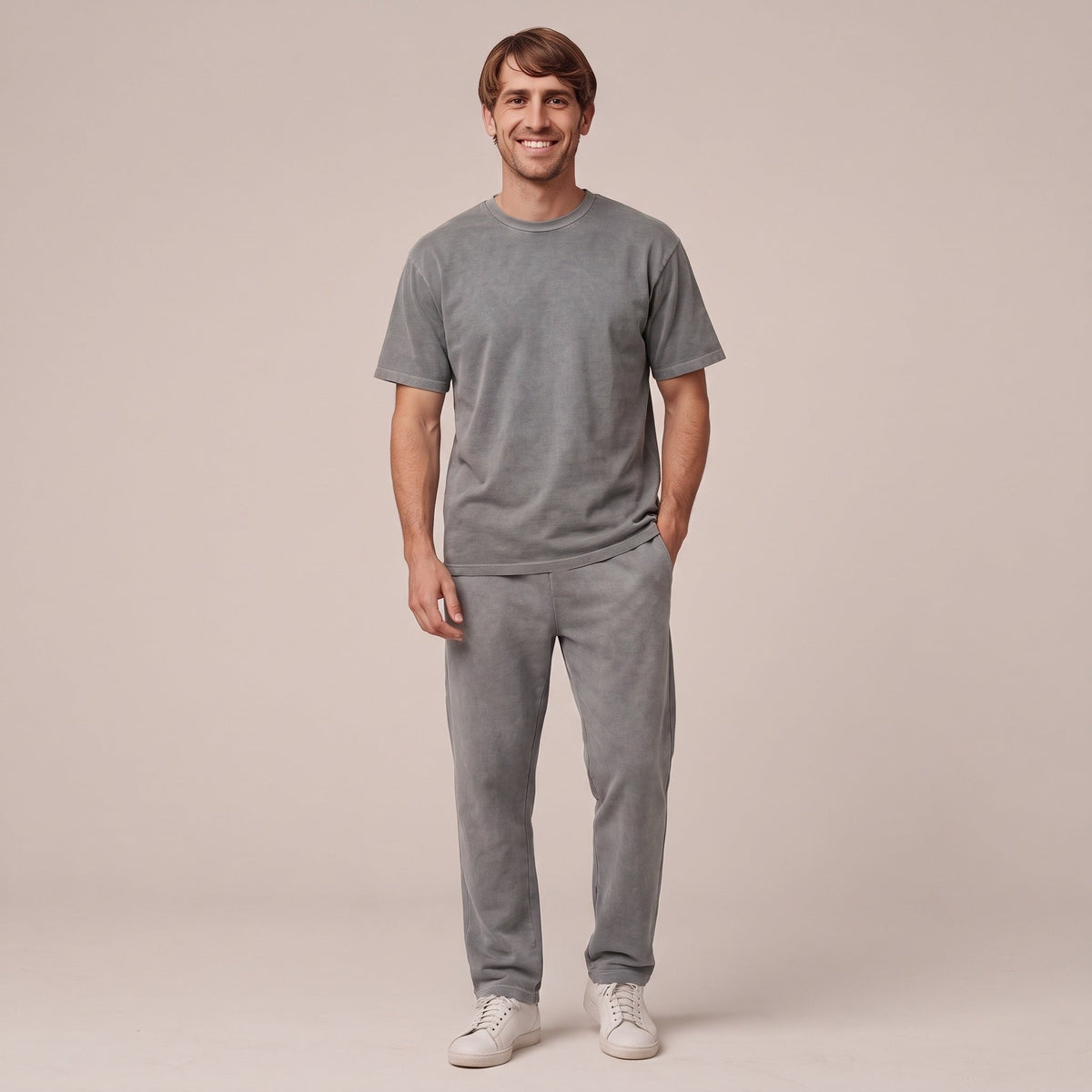 Grijs T-shirt en joggingbroek gedragen door man, effen kleur | Boutique Moda