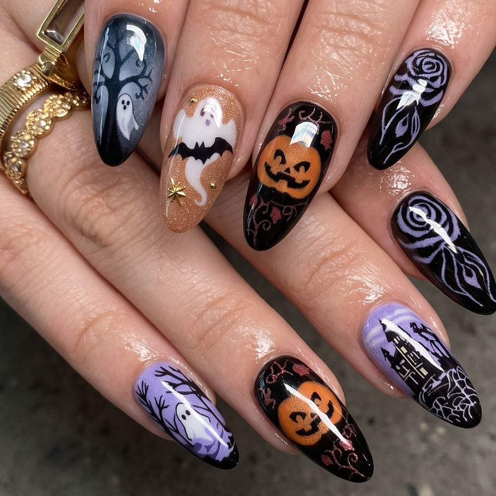 Hand met de Halloween press on nails met geesten en pompoenen