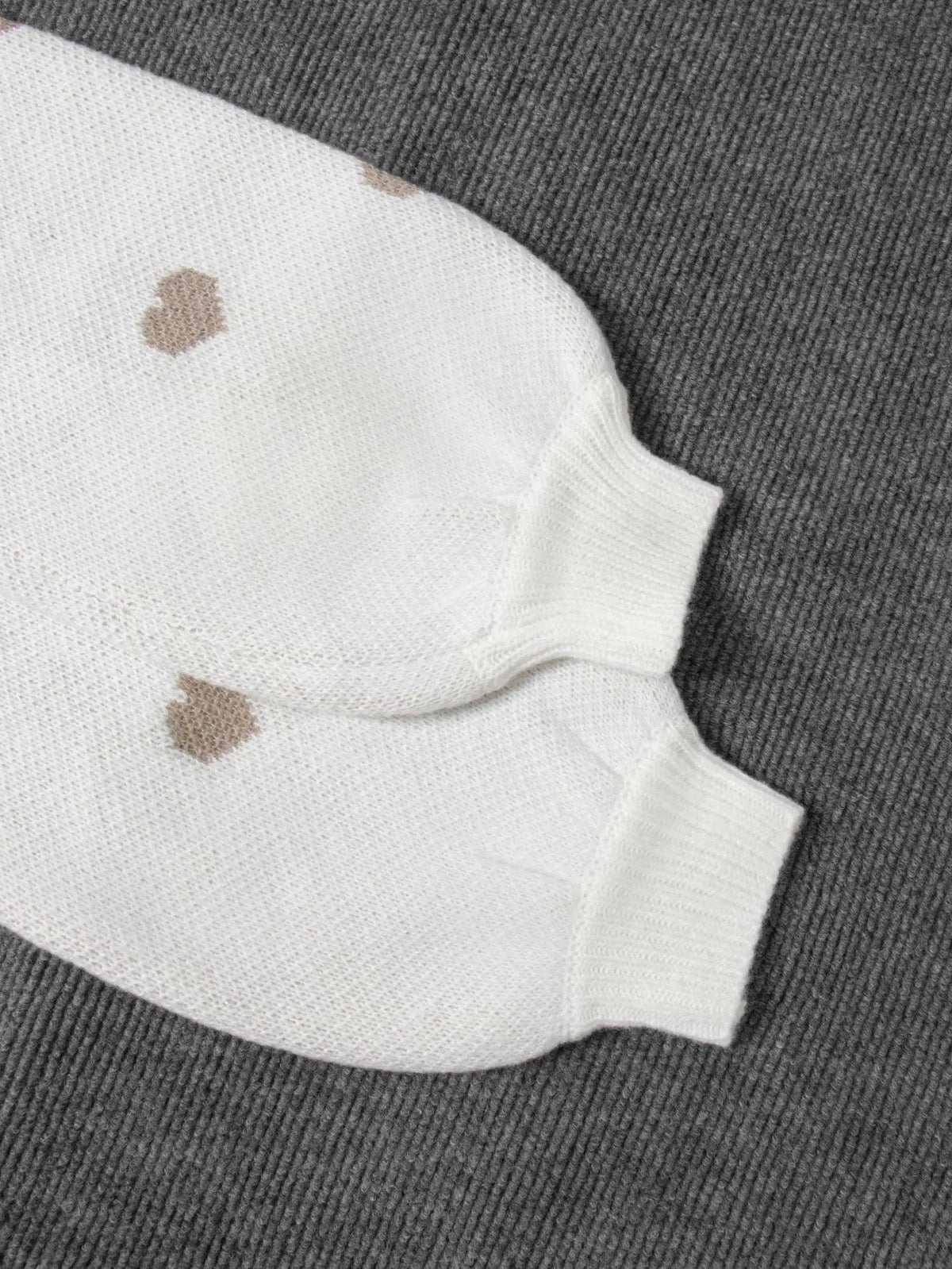Close-up van de geribde manchetten van de witte hartjestrui