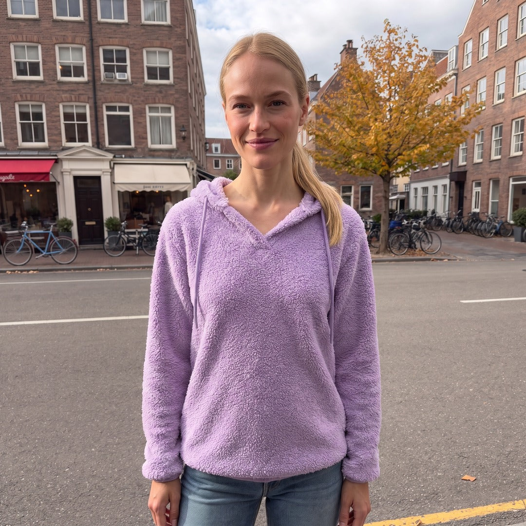 Vrouw draagt de lila teddy hoodie in een straat in Amsterdam | Boutique Moda