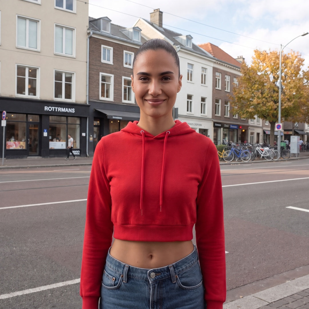 Vrouw draagt de rode cropped hoodie in een straat in Rotterdam | Boutique Moda