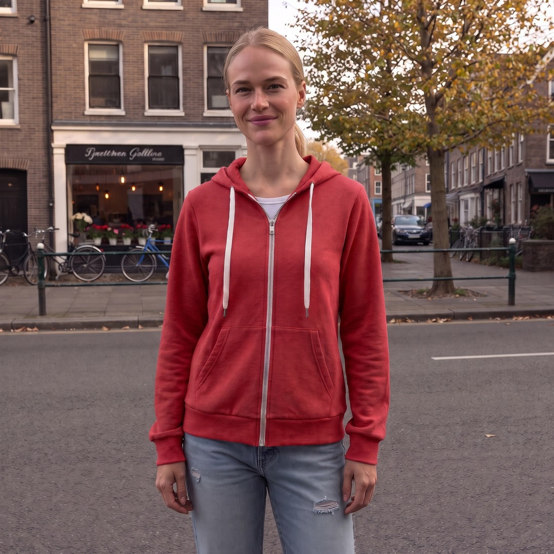 Vrouw draagt het rode sportieve vest aan een gracht in Utrecht | Boutique Moda