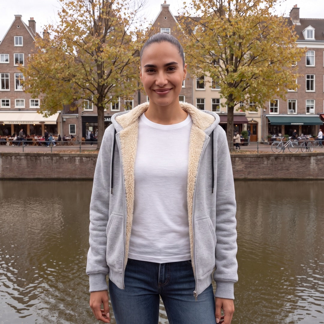 Vrouw draagt het grijze vest met teddyvoering open aan een gracht in Utrecht | Boutique Moda