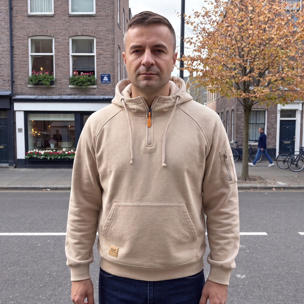Man draagt de beige hoodie met korte rits aan een gracht in Utrecht | Boutique Moda