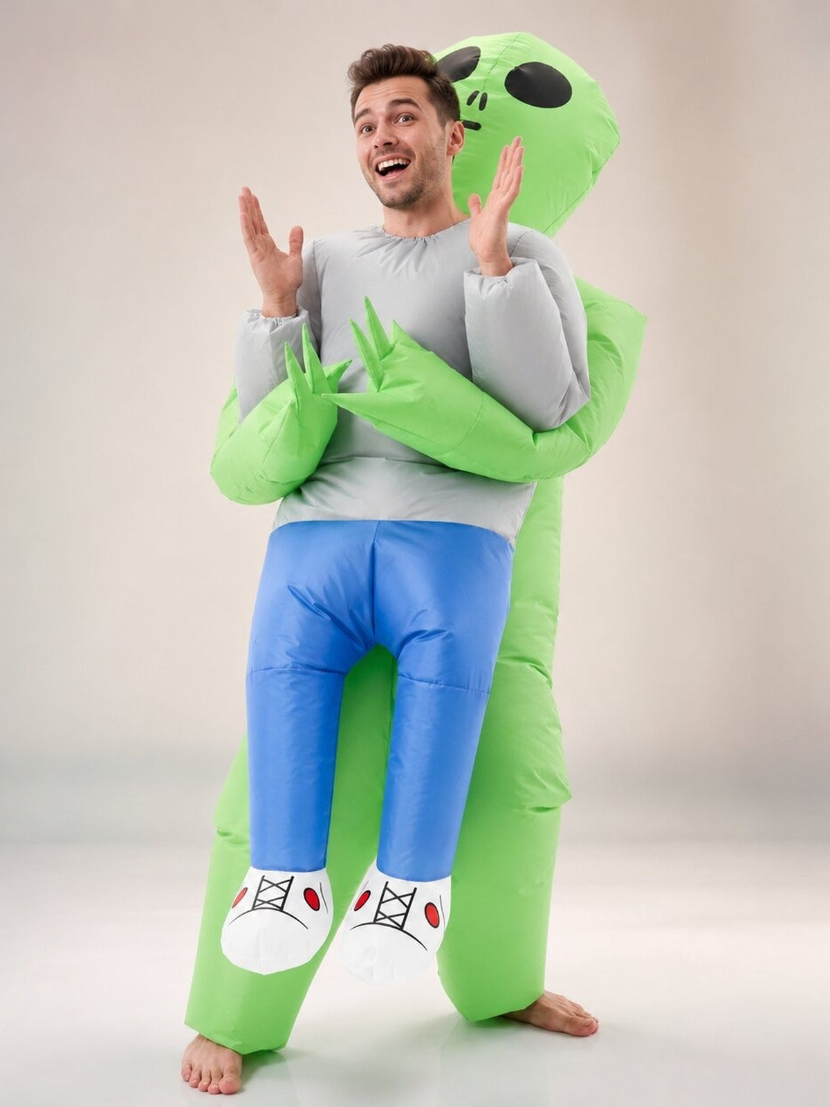 Opblaasbaar alien kostuum waarbij een alien je lijkt te dragen
