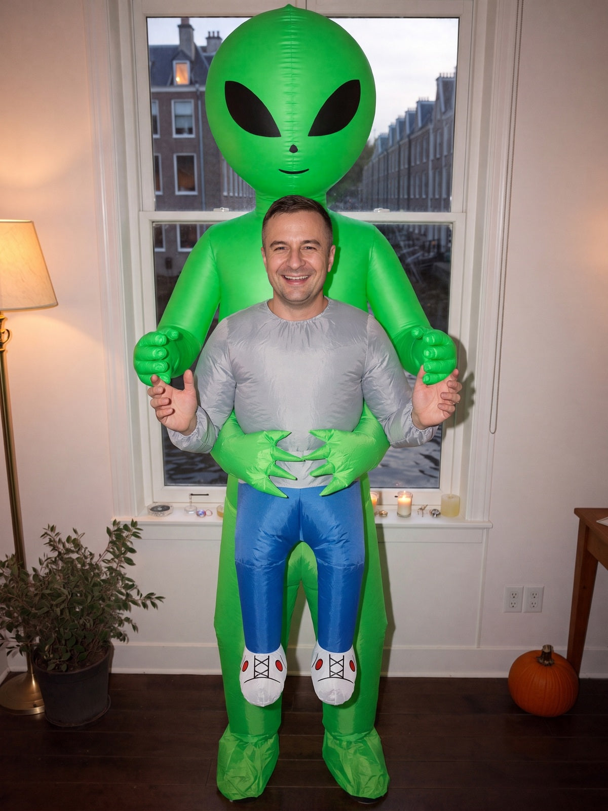 Huismodel in het opblaasbare alien kostuum op een feest