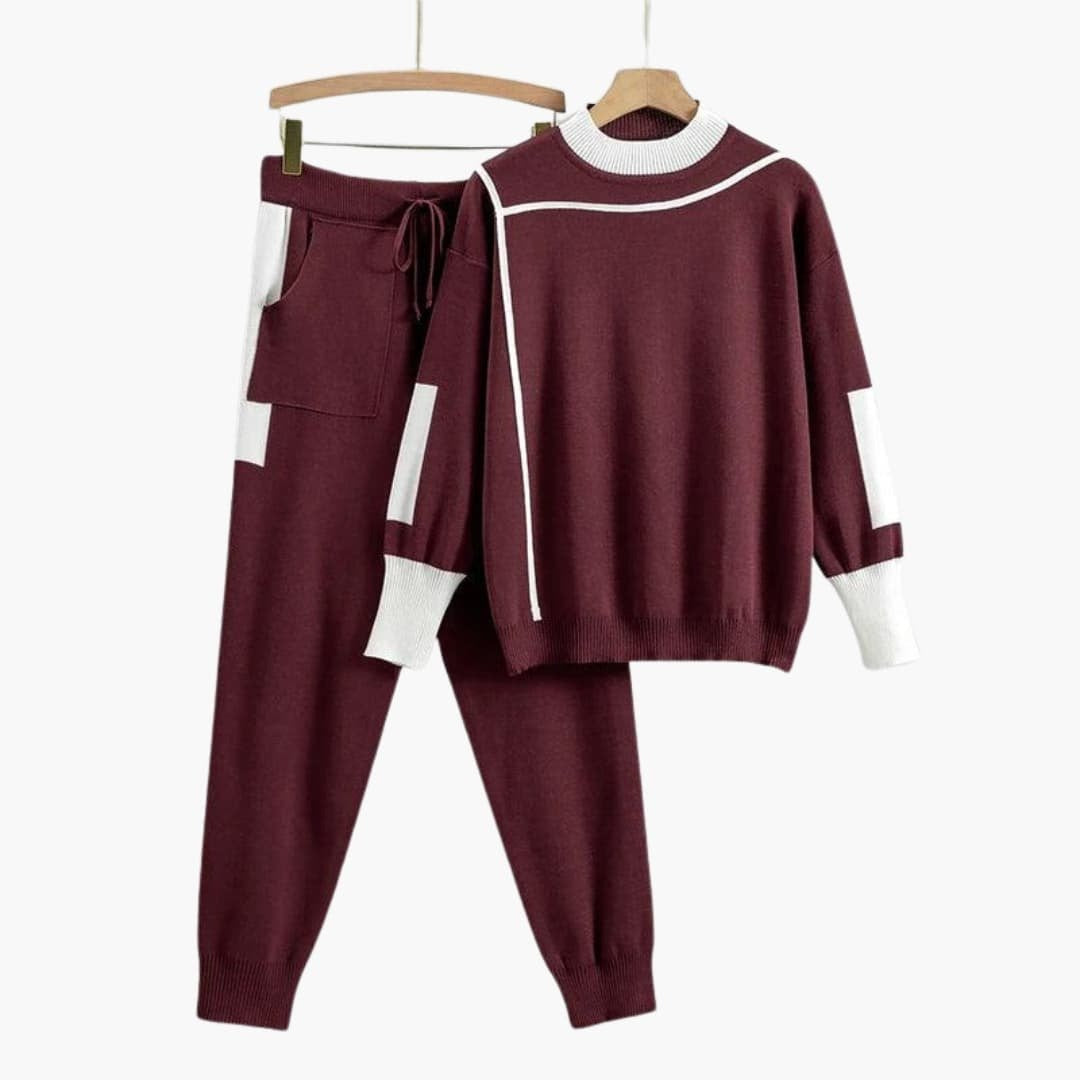 Bordeaux gebreid joggingpak voor dames met witte contrastbiezen aan een hanger