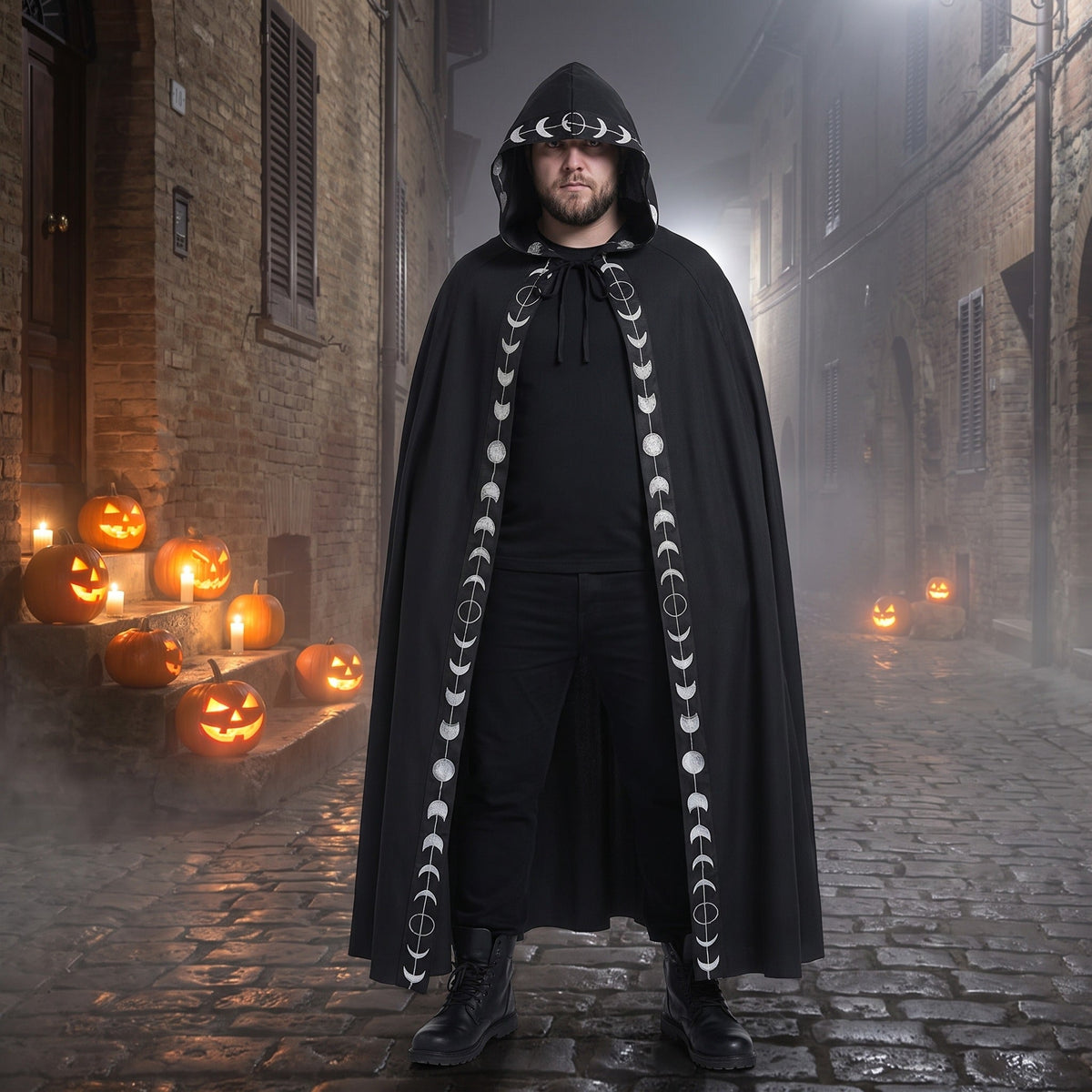 Man draagt zwarte lange cape met capuchon en maanfasen patroon | Boutique Moda